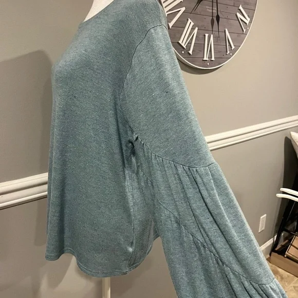 Women's Long Sleeve Puffy Sleeve - comfy Dress up or dress down -Size La… - Picture 2 of 7